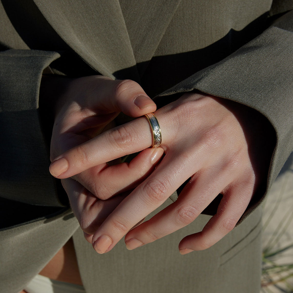 Calm blue ocean spinning ring