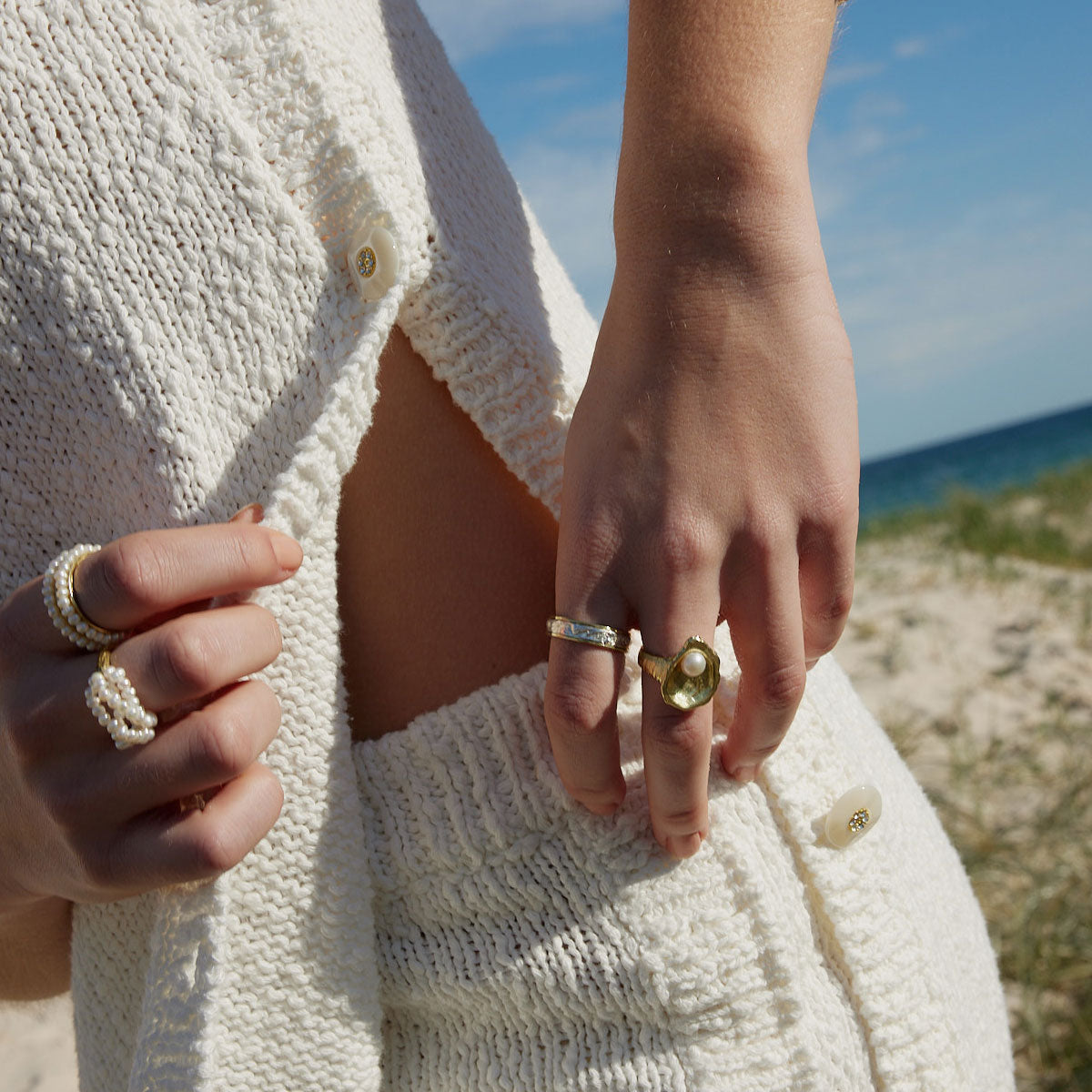 The world is your oyster ring (adjustable)